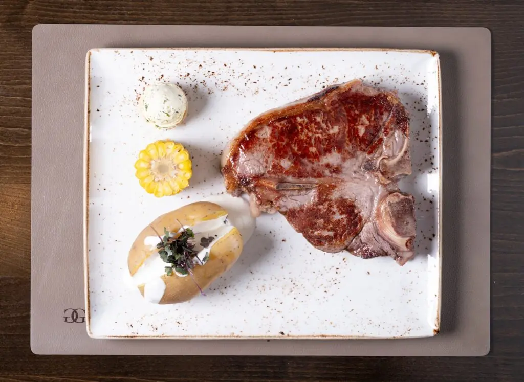 Gegrilltes Steak mit Beilagen auf einem Teller